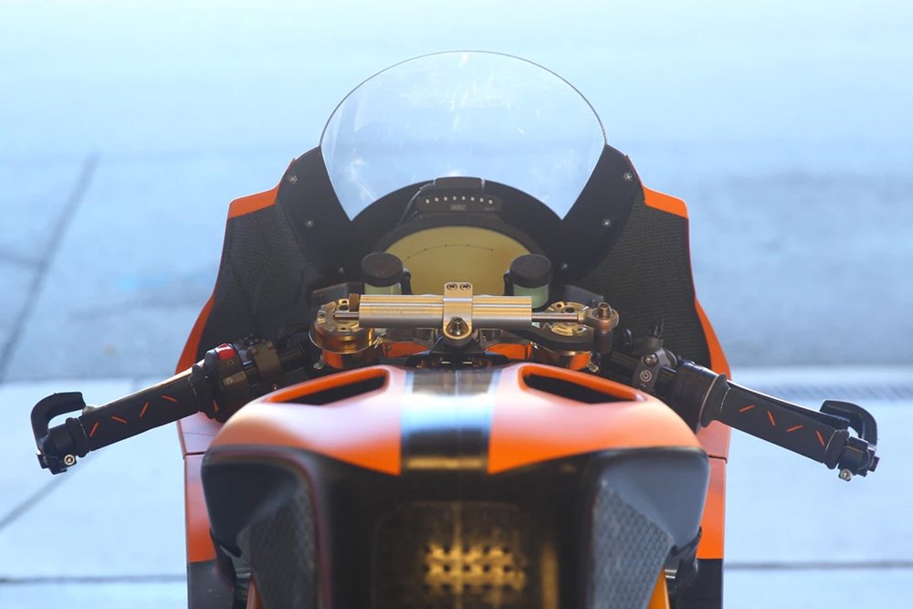 The fully-faired V2-RS, carrying Sculpt 3D and ClayMoto decals.